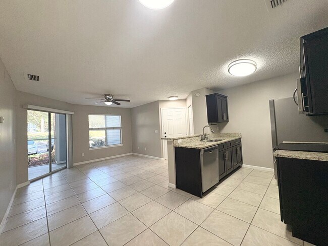Foto del edificio - Lake Mary Condo ~ Fresh Paint, Tile Flooring, Updated Kitchen/Bath!