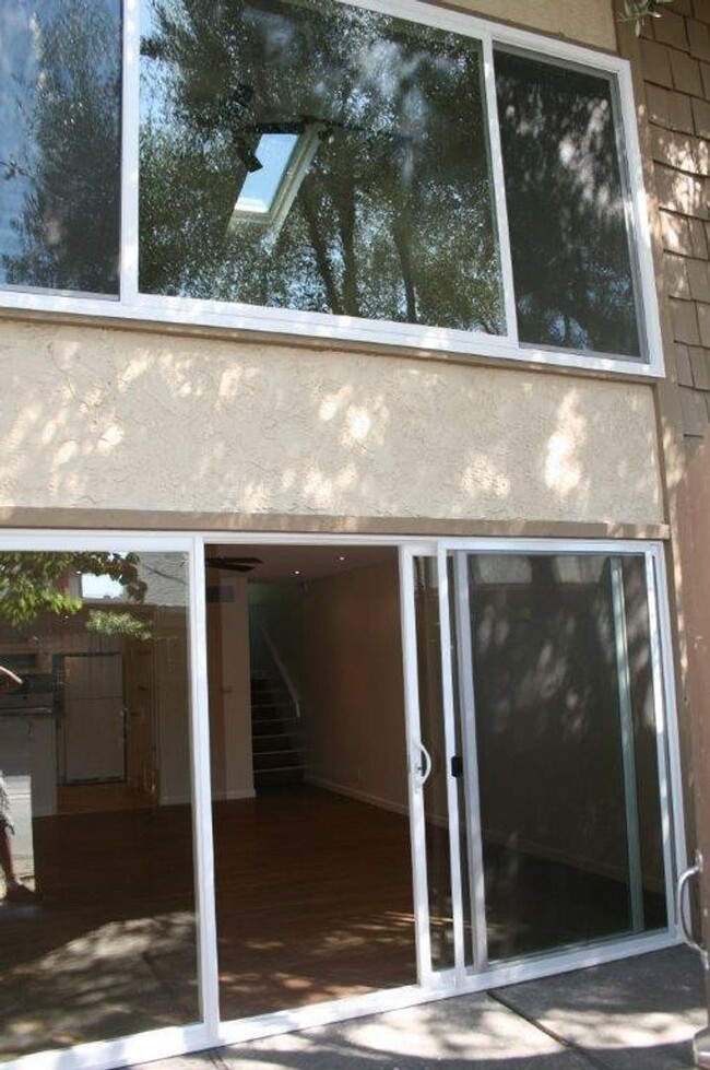 Foto del edificio - Entirely Remodeled 2 story Townhome with a...