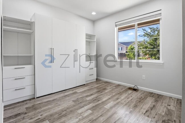 Building Photo - Unit