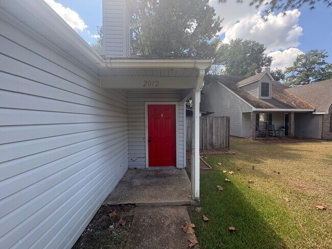 Building Photo - 2012 Red Oak Dr