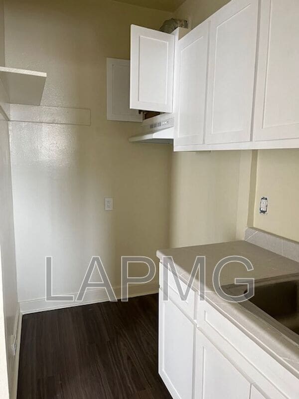 Building Photo - 1614 N Kenmore Ave