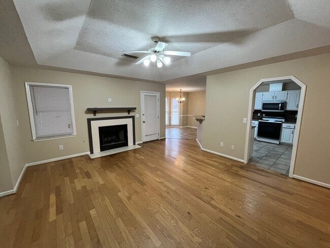 Building Photo - Home You’ll Love Coming Home To