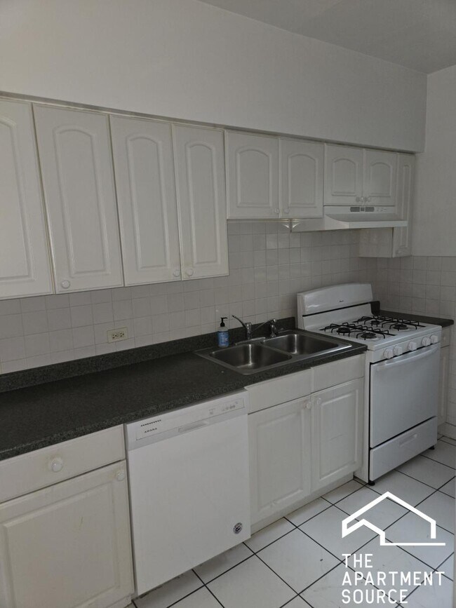 Building Photo - 828 Reba Pl