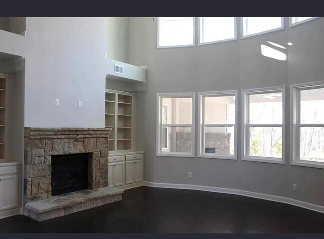 Foto del edificio - 428 Silver Brook Dr