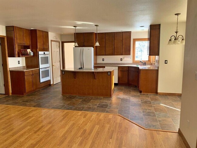 Foto del edificio - Welcoming 5 bed 3.5 bath South Hills Home