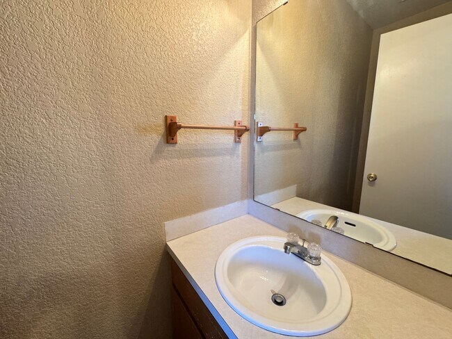 Foto del edificio - 1712 Old FM 440 Rd