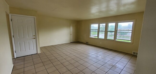 Building Photo - 4826 W Hampton Ave