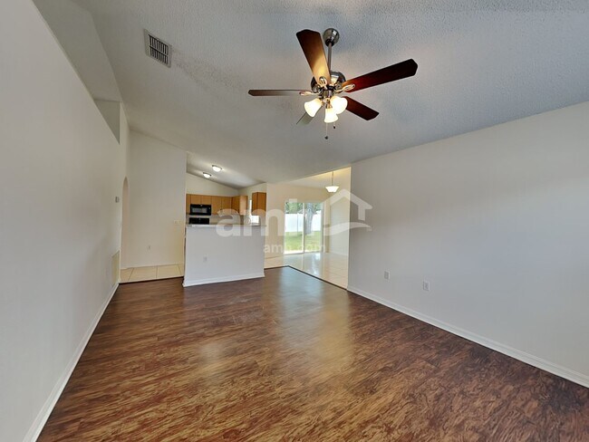 Foto del edificio - 7378 High Bluff Rd N