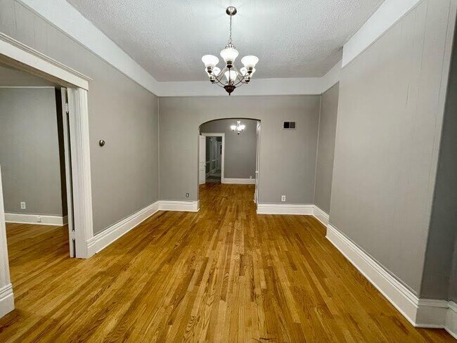 Building Photo - 845 N Mozart St