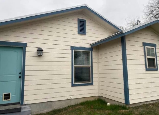 Building Photo - 910 Lewis Dr