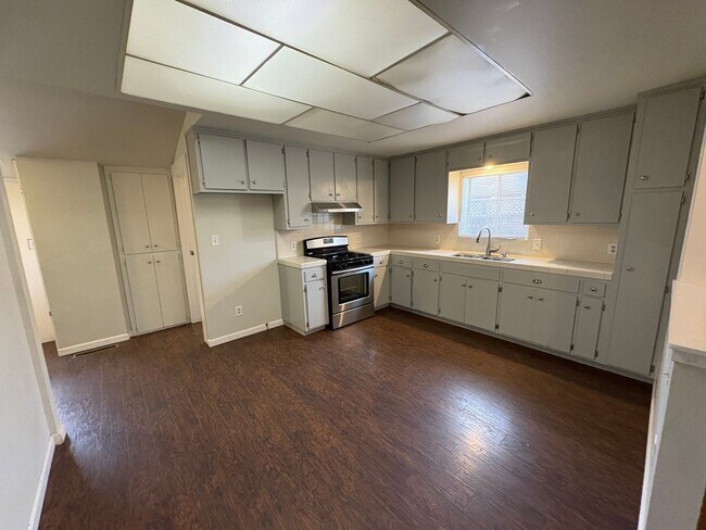 Building Photo - Lemoore Home with Spacious Lot Available Now!