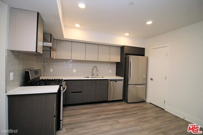 Building Photo - 5030 Rosewood Ave