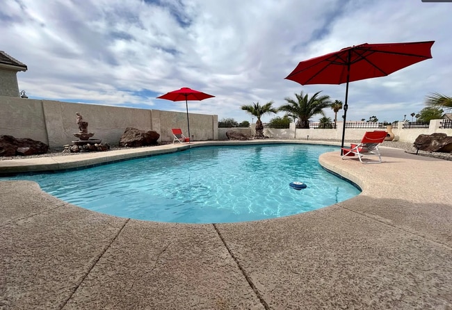 Foto del edificio - Furnished short term pool home - Available...