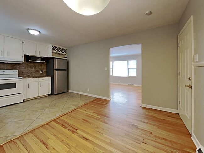 Foto del edificio - 7404 Hedges Ave