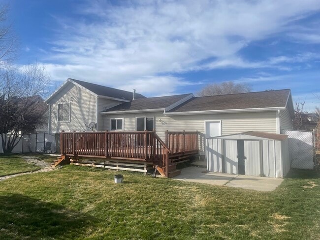 Building Photo - 758 E New England Dr