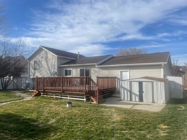 Foto del edificio - 758 E New England Dr