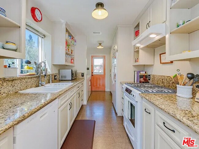 Foto del edificio - 3349 Fay Ave