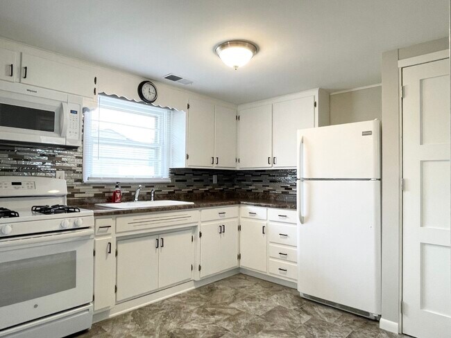 Building Photo - 328 N Levasseur Ave
