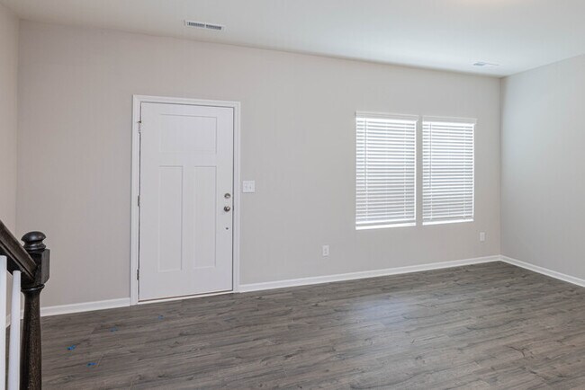 Foto del edificio - BEAUTIFUL 3BD/2.5BTH Townhome - MALLARD CREEK- ASK ABOUT OUR JANUARY MOVE IN SPECIAL
