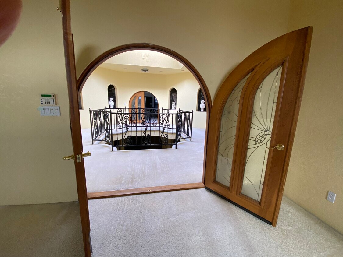 Shared Hallway - 313 S Victoria Ave