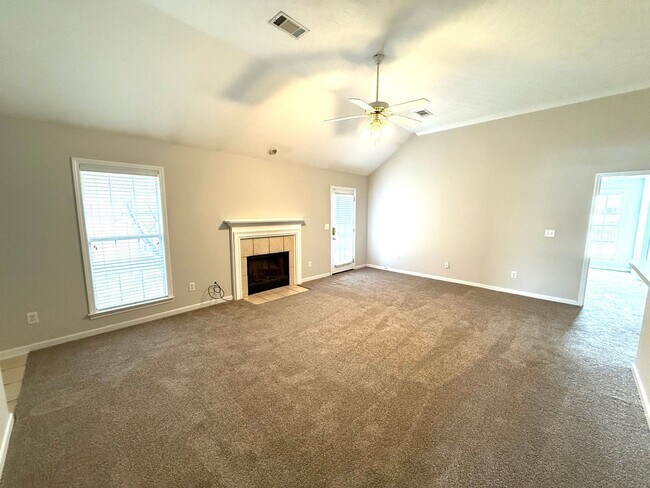 Building Photo - ** 3 Bed 2 Bath located in Thorington Trac...