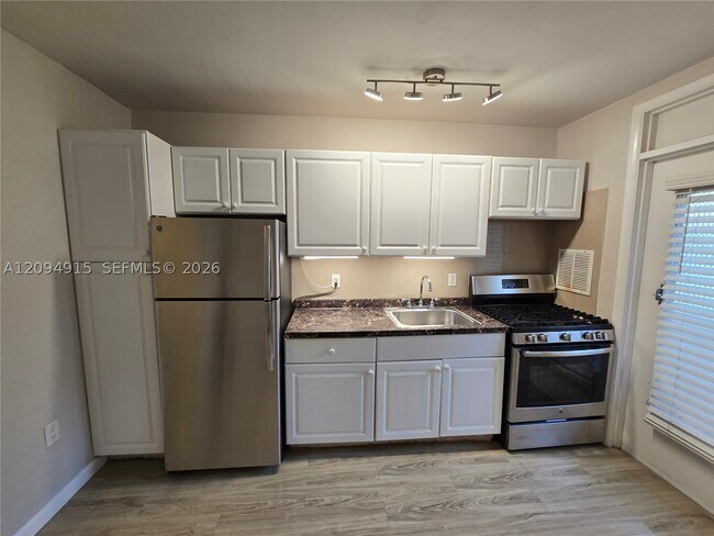 Foto del edificio - 441 Collins Ct
