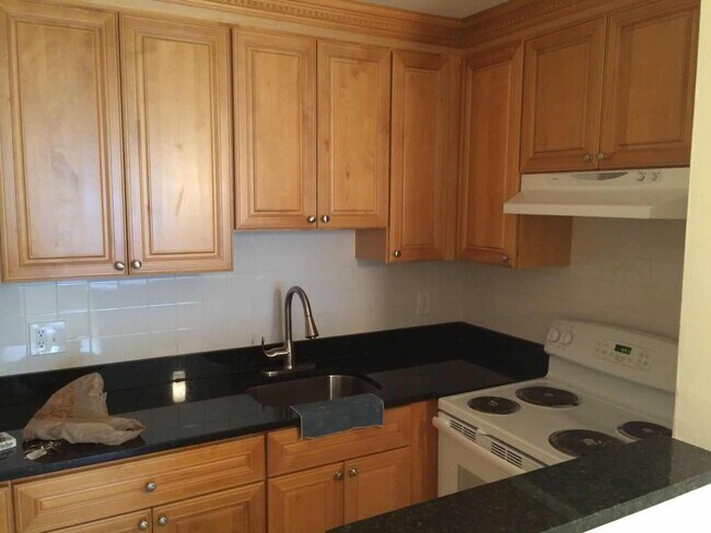 Building Photo - 2 Larose Pl