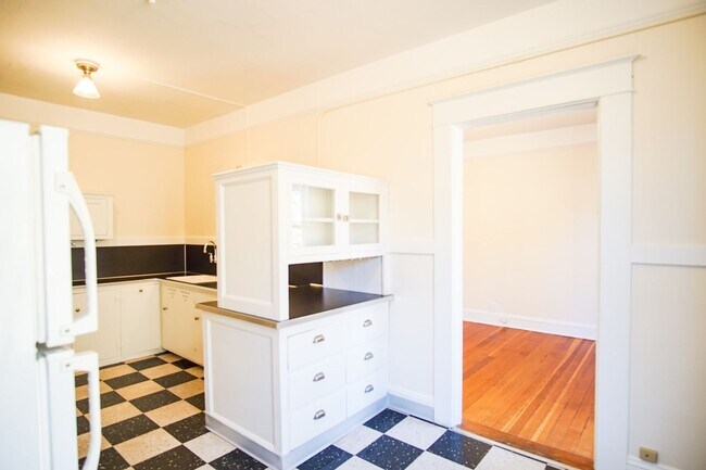 Foto del edificio - Snag this Stately One-Bedroom off of Bustl...