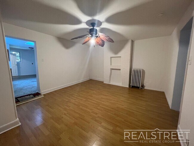 Foto del edificio - 1 BED with Backyard in Greenwood Heights!