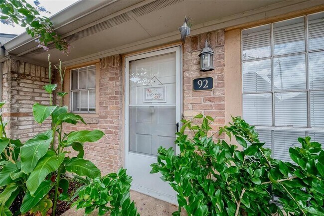 Foto del edificio - 1016 E Tri Oaks Ln