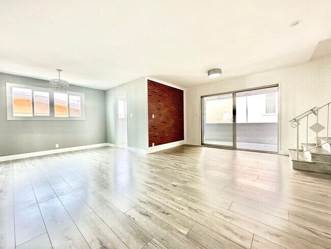 Foto del edificio - 332 S Elm Dr