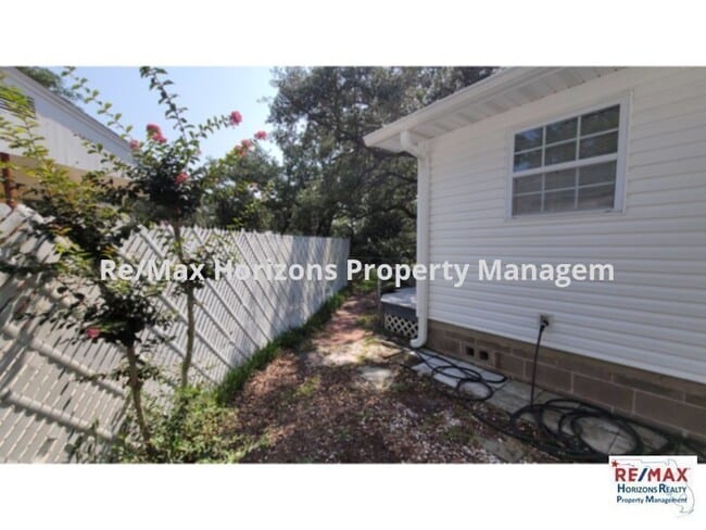 Building Photo - Fantastic Navy Point Home!