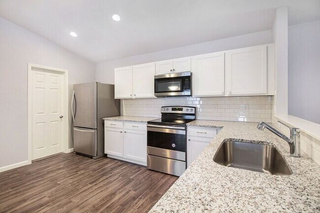 Building Photo - 16557 Charles Town Dr