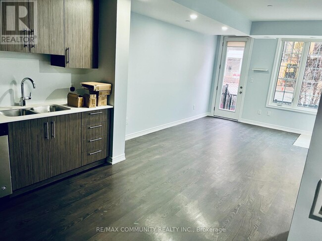 Building Photo - 2205 Lillykin St