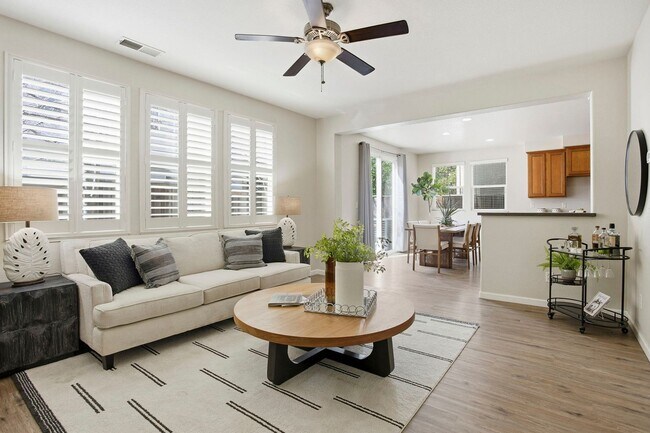 Foto del edificio - SPACIOUS & CLEAN 2 STORY, 4 BEDROOM, 2.5 BATH IN NATOMAS