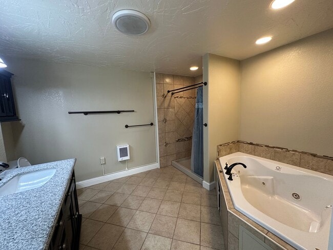 Building Photo - 3 bedroom duplex