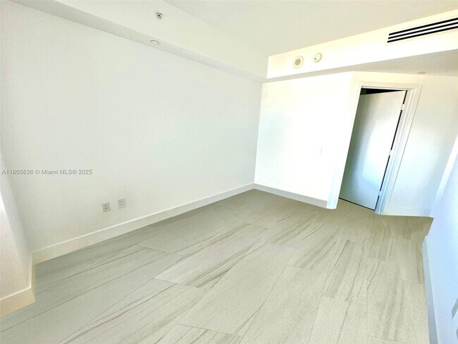 Foto del edificio - 650 NE 32nd St