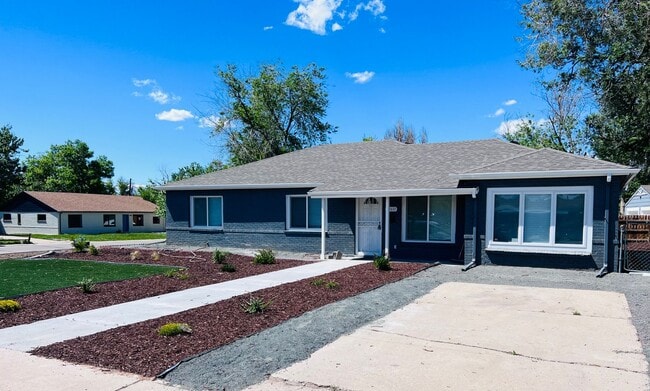 Ranch Home 3BD/2BA Conveniently Located Mi... - Ranch Home 3BD/2BA Conveniently Located Mi...