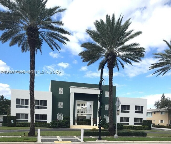 Foto del edificio - 9920 Collins Ave