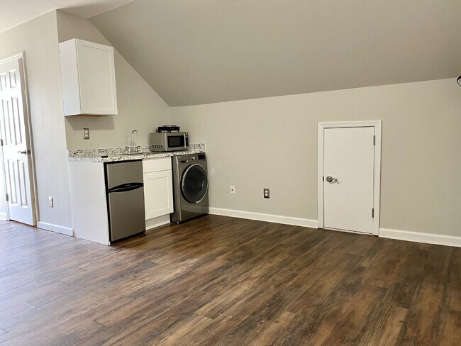 Foto del edificio - Bluffton Park Garage Apartment For Rent!