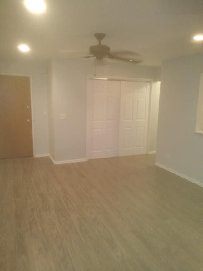 Building Photo - 320 N Pine Ave