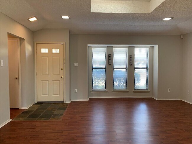 Building Photo - 2706 Oak Trail