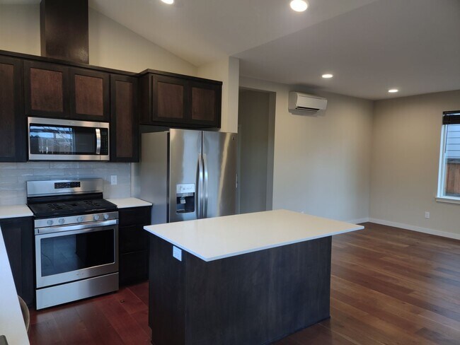 Foto del edificio - Newer Three bed, 2.5 bath Talent Home | Av...