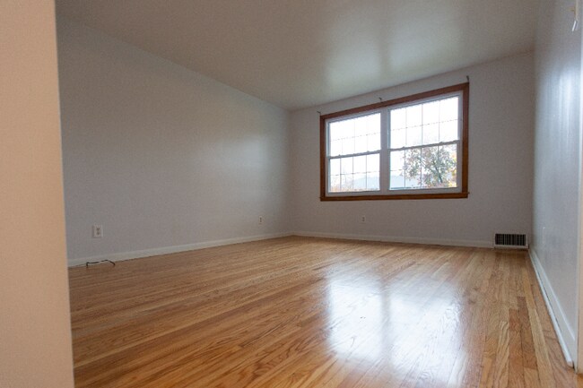 Foto del edificio - 14 Stoneleigh Ave