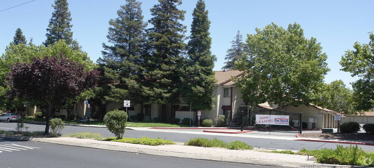 Primary Photo - Villa Serena Apartments