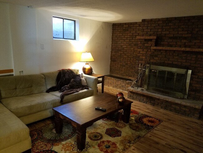 Sala de estar en la planta baja (conectada al comedor) - 2734 S. Raleigh Street