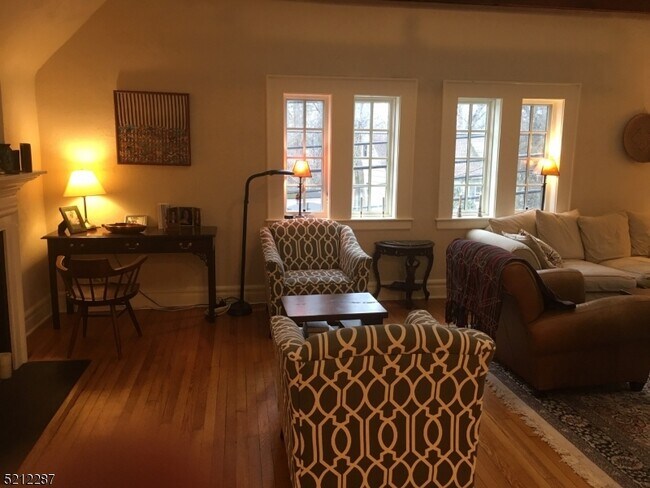 Foto del edificio - 1 Laurel Pl