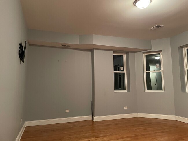 Living Room - 7601 S East End Ave