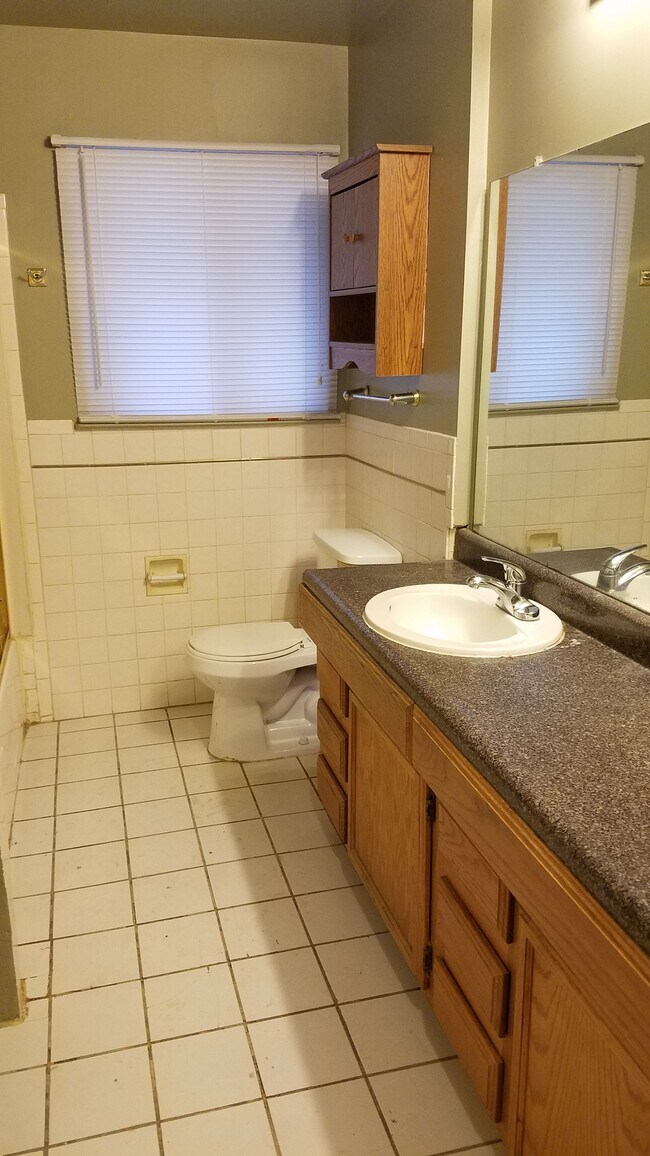 Building Photo - 1525 Devon St