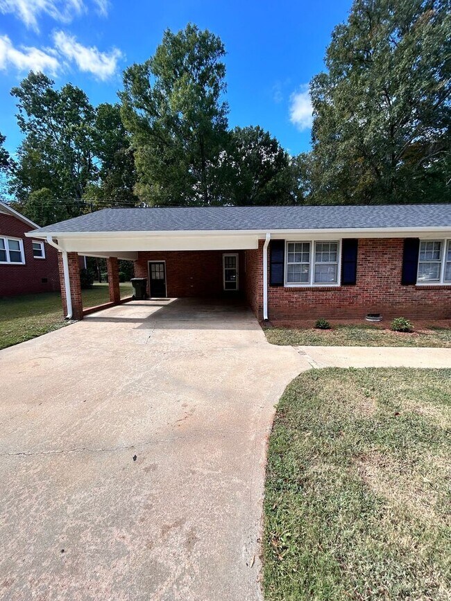 Building Photo - 3 Bedroom, 2 Bathroom Winthrop Heights